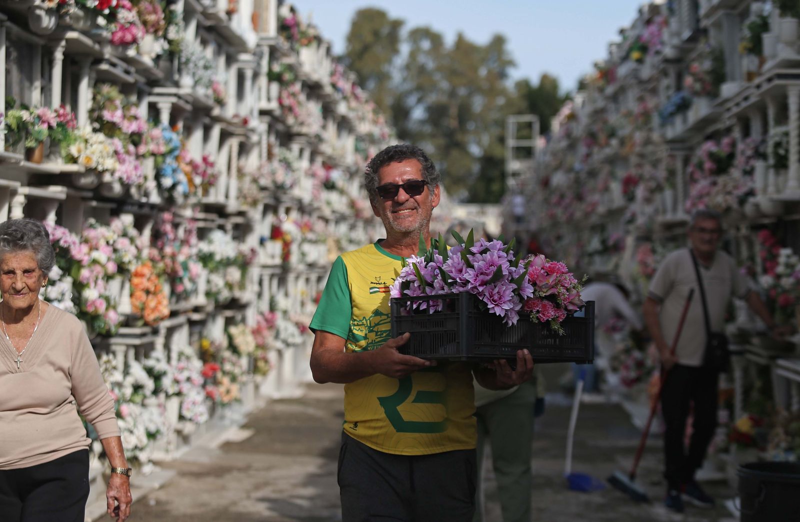 Fotos de los preparativos para los Tosantos en el cementerio de Algeciras