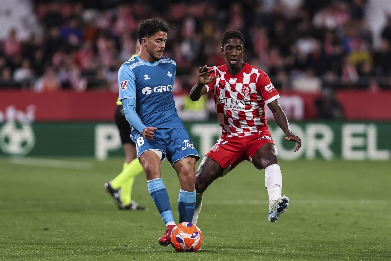 Pablo Fornals golpea el balón con calidad delante de Asprilla.