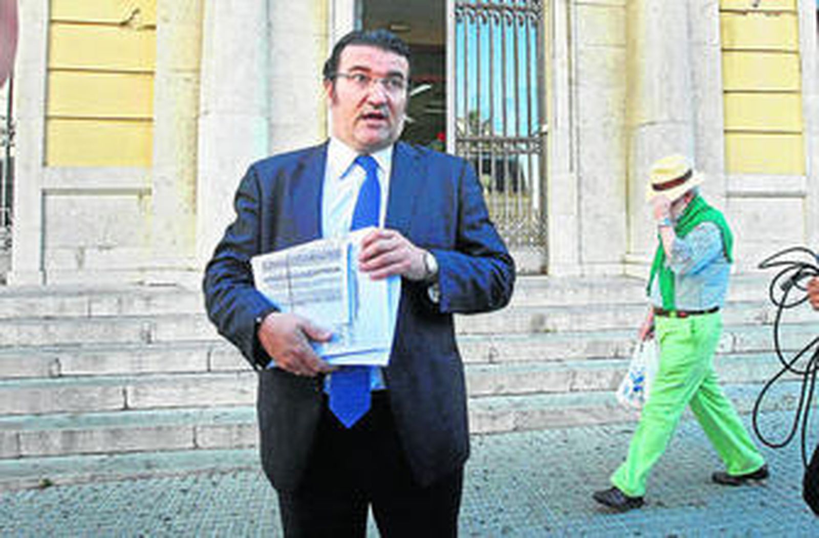 El abogado que representa a los eventuales, Manuel Martos, con las demandas que presentó ayer.