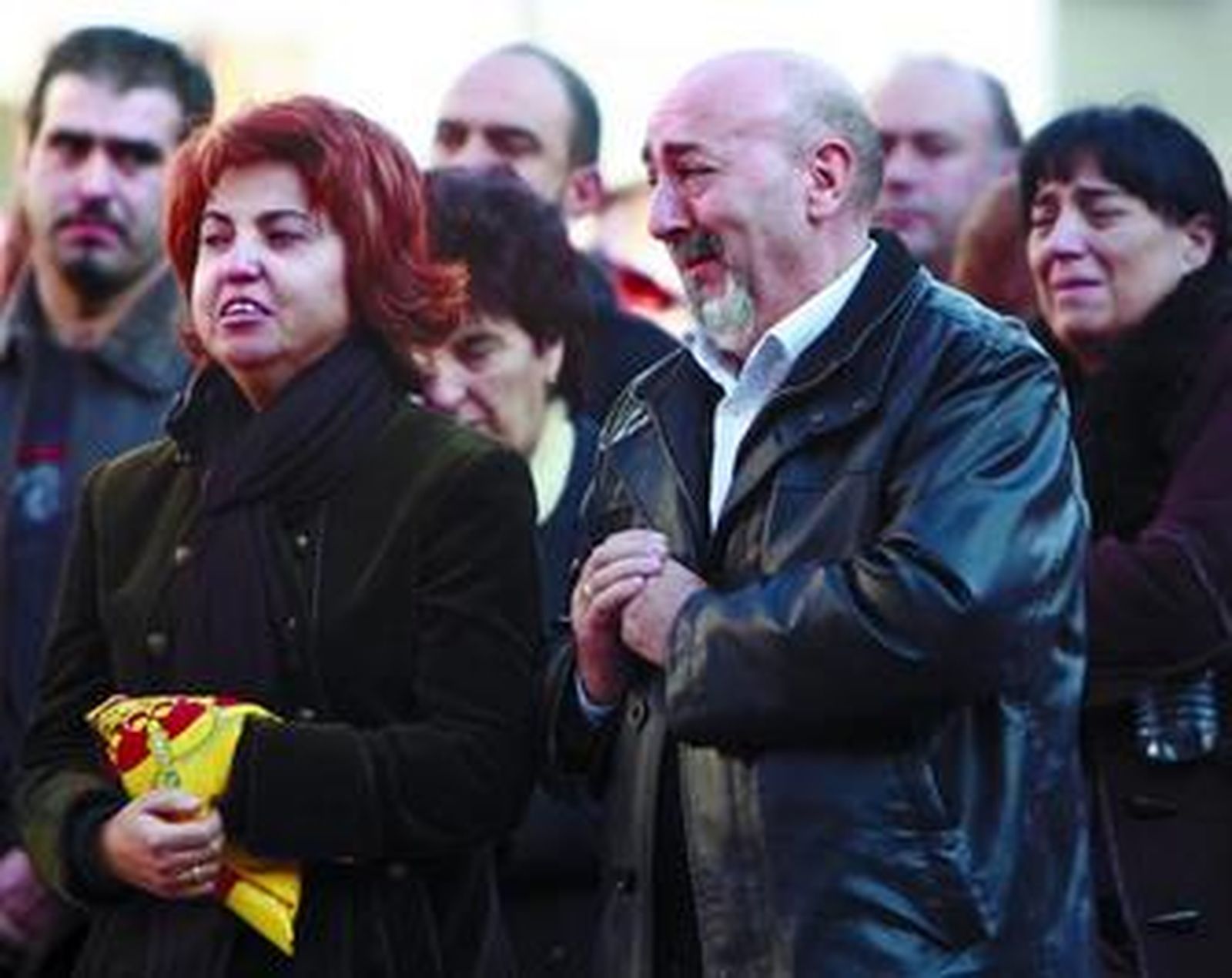 Los padres del guardia civil asesinado, ayer en el funeral en Madrid.