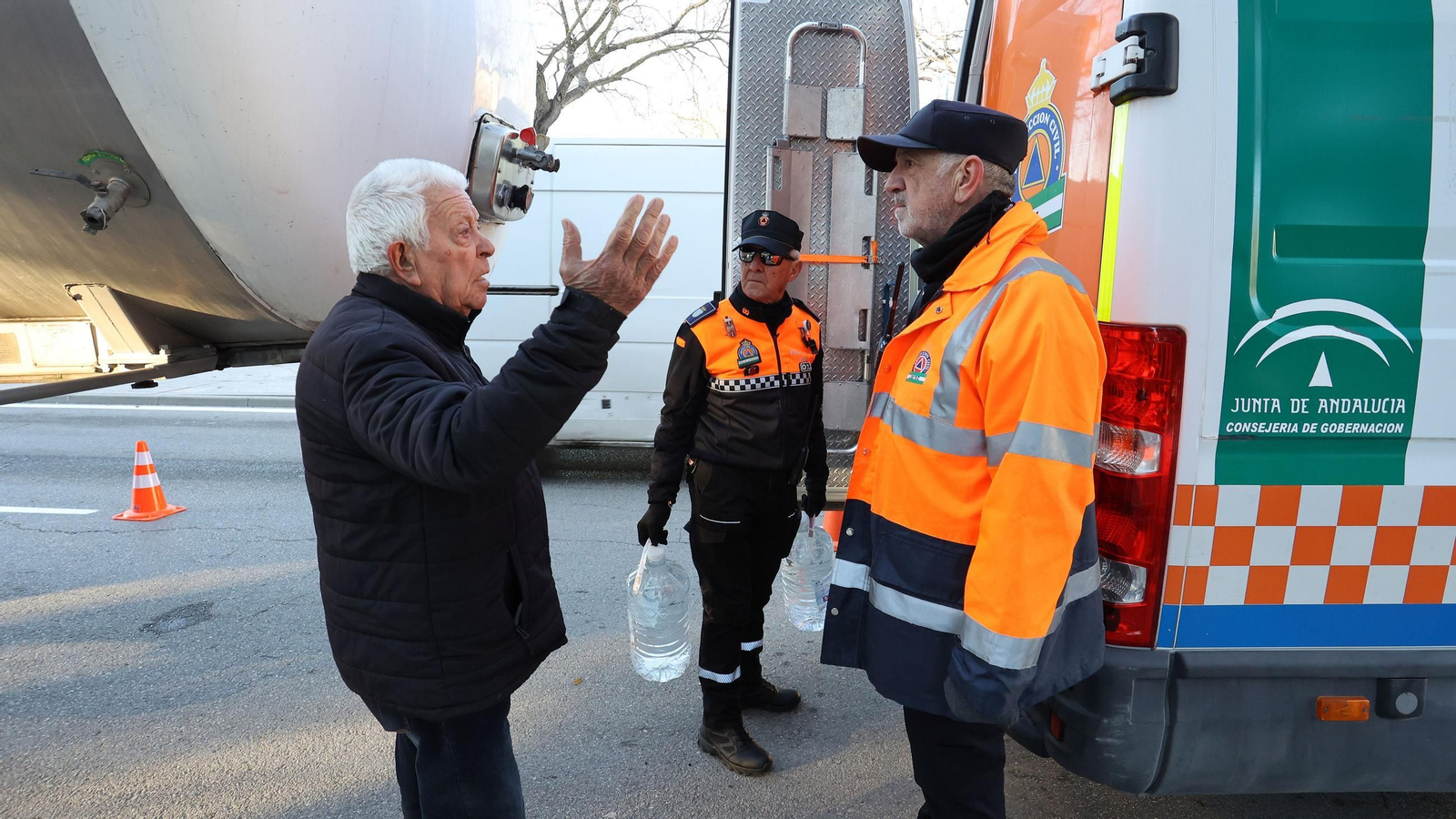 Imágenes del reparto de agua en Vallesequillo