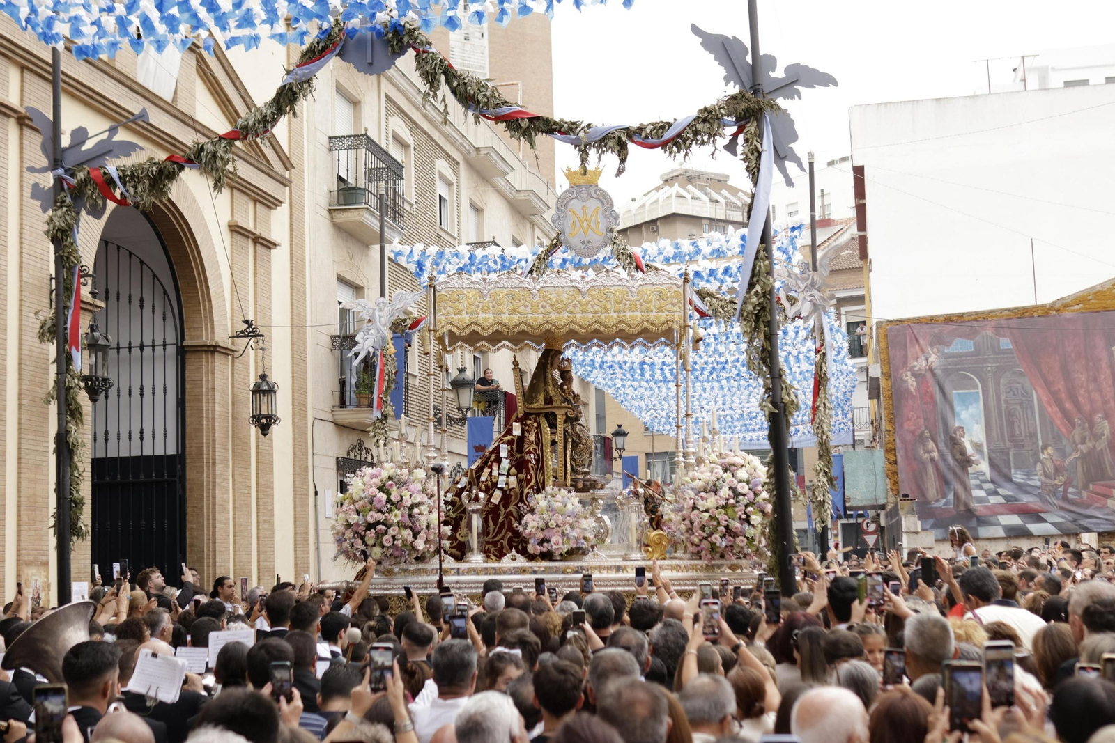 Imágenes de la salida y el recorrido de la Virgen de la Bella en la Magna Mariana de Huelva