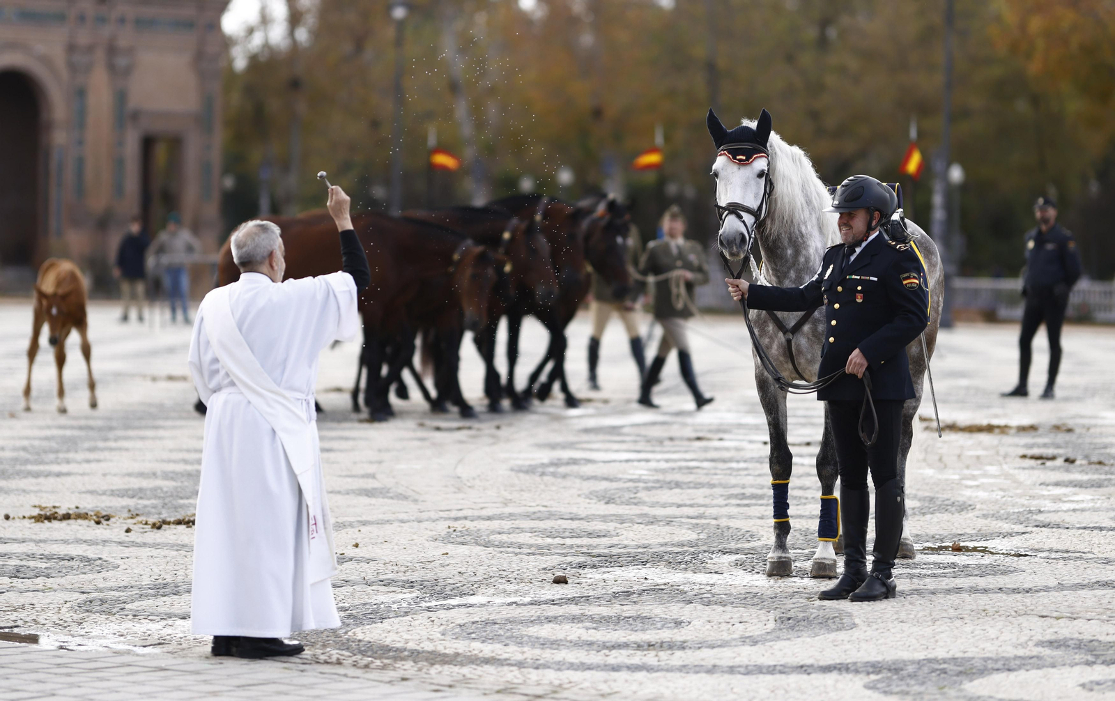 La bendición de  animales de la Policía Nacional con motivo de San Antón, en imágenes