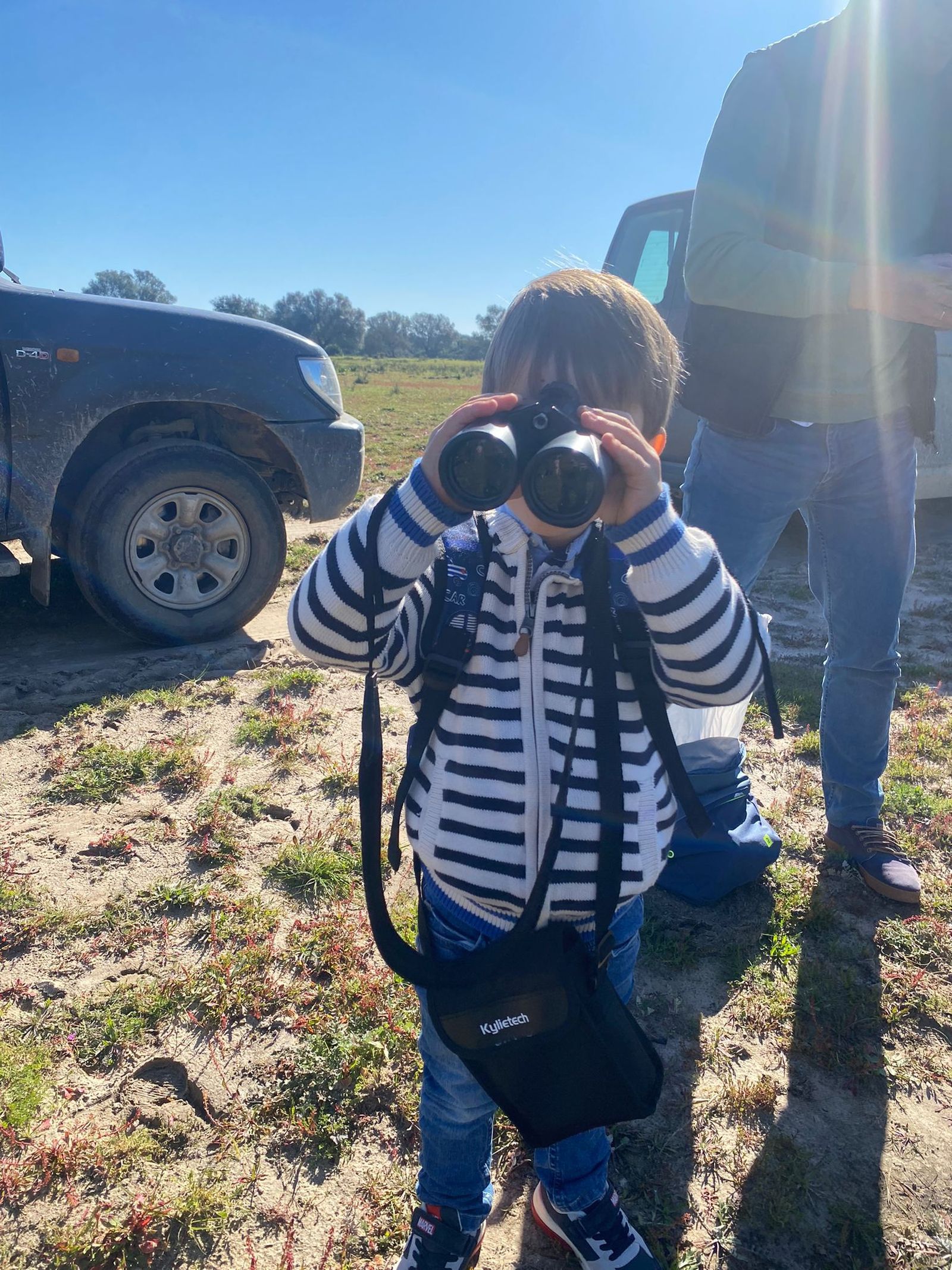La peña Sevillistas en Xerez regala ilusión en El Rocío a niños del Hospital de Jerez