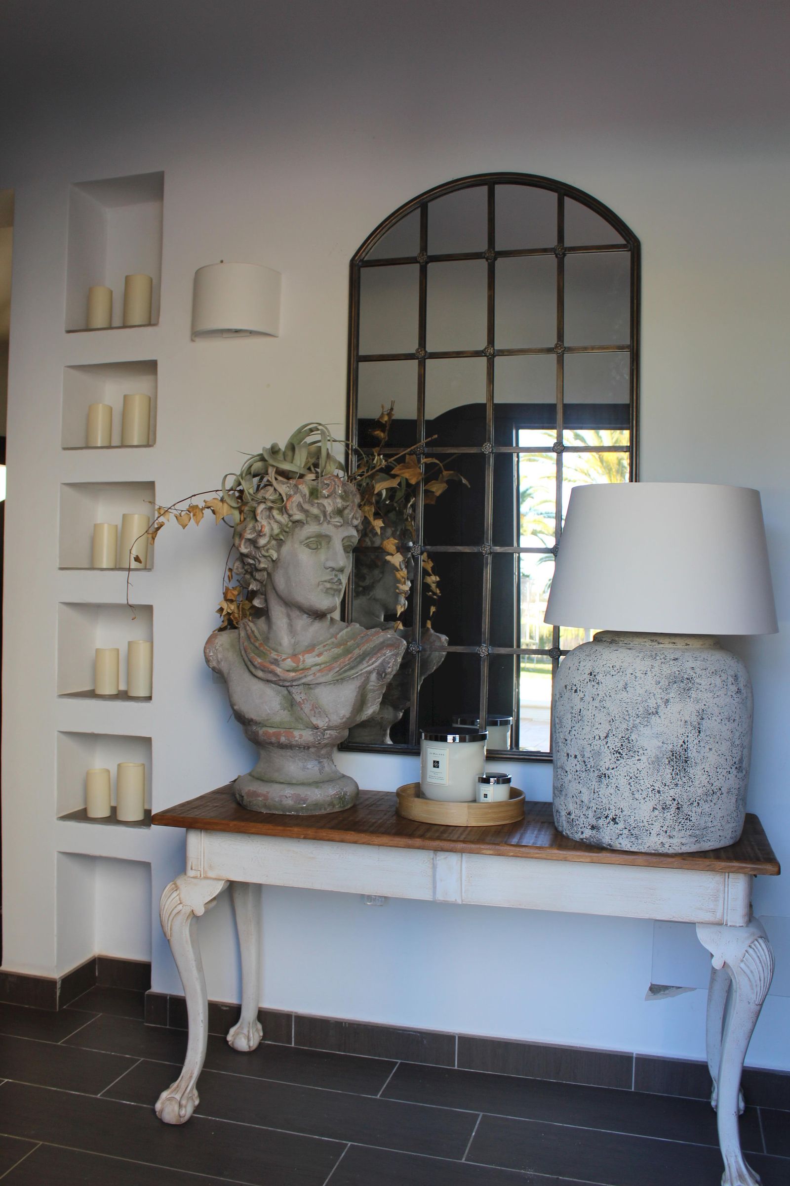 En una de las entradas de la casa se ha colocado una consola decapada.