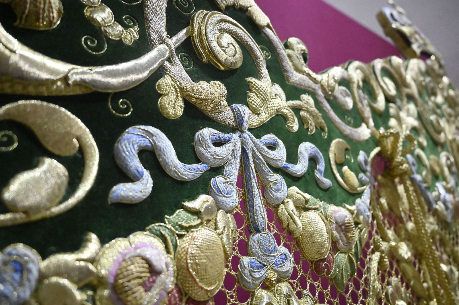 Las mejores fotos de la presentación de la bambalina trasera del palio de la Virgen de la Esperanza de Córdoba