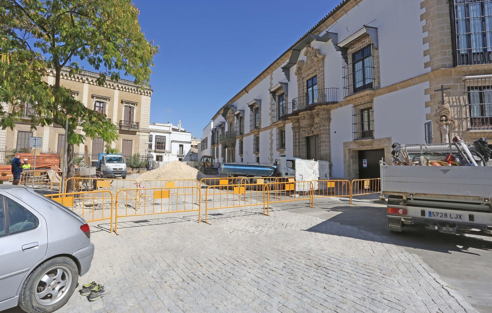 En estos días se está procediendo a la renovación del saneamiento de la plaza del Arroyo, actuación previa al inicio de su reurbanización.