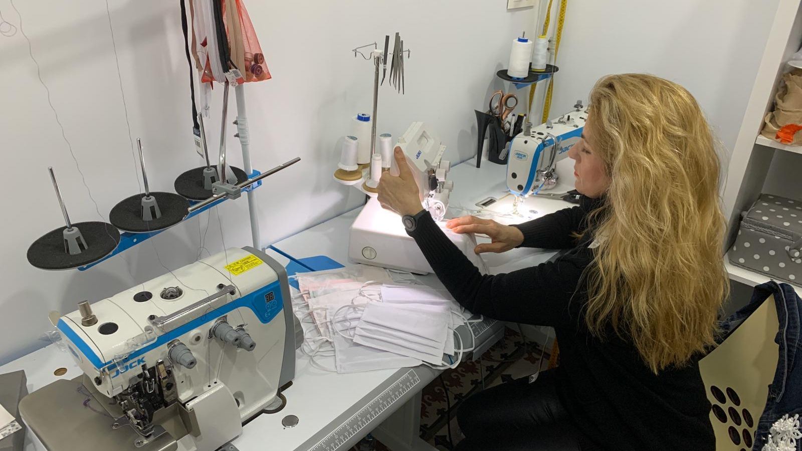 Los diseñadores de la provincia han dejado a un lado la ropa para confeccionar protecciones para sanitarios, efectivos de los cuerpos de seguridad y sector de la agroalimentación