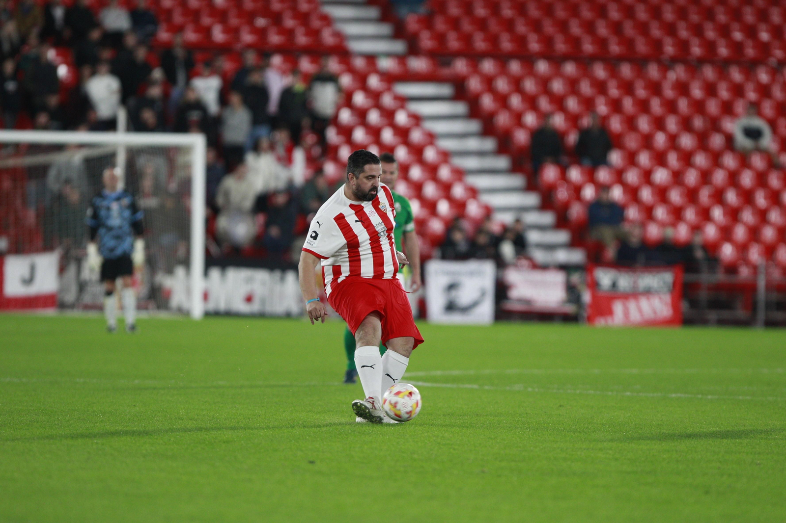 Imágenes del partido homenaje al 'eterno' capitán de la U.D. Almería, José Ortiz