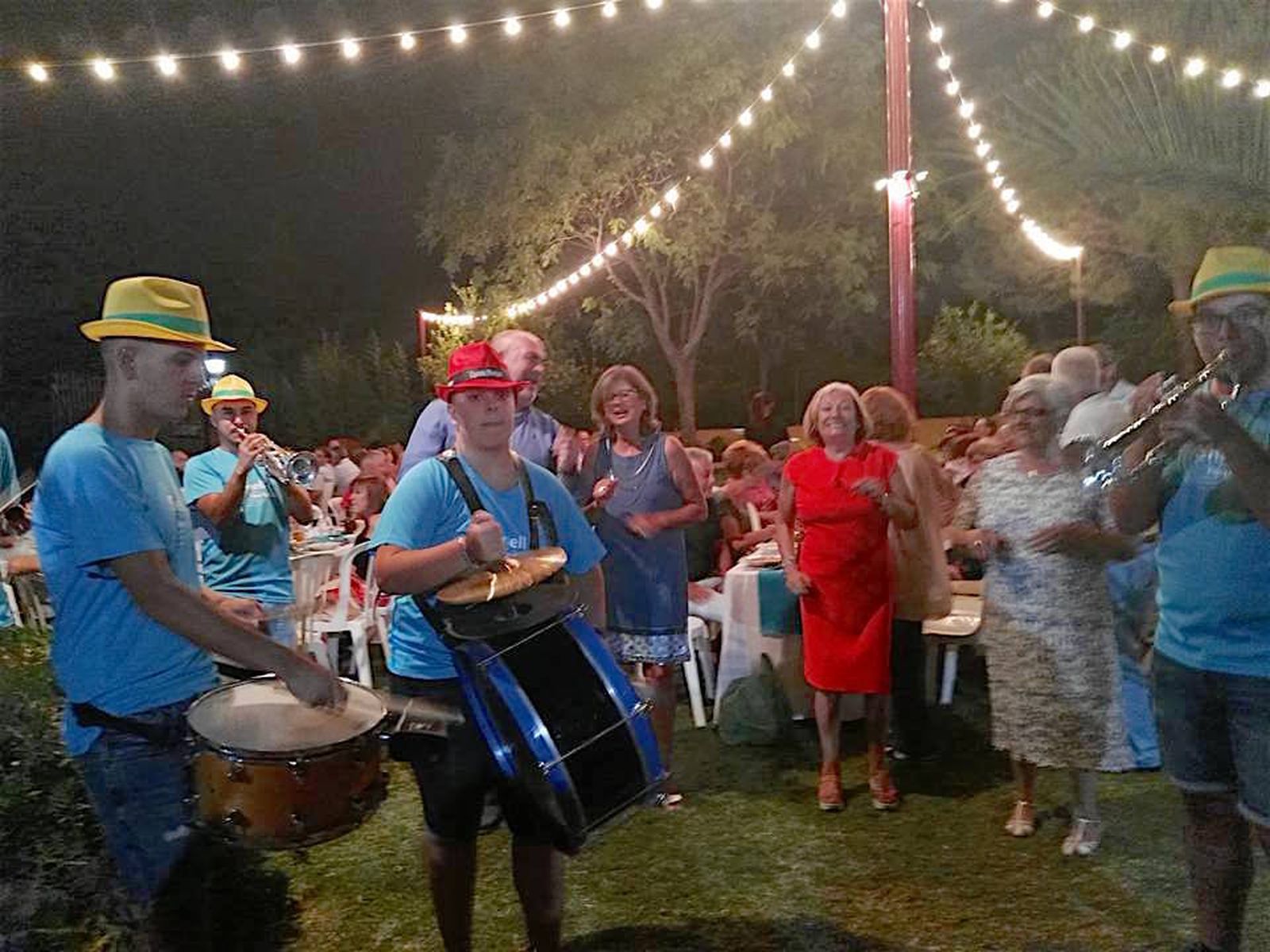 Los nervenses bailan al son de la charanga durante el reencuentro.