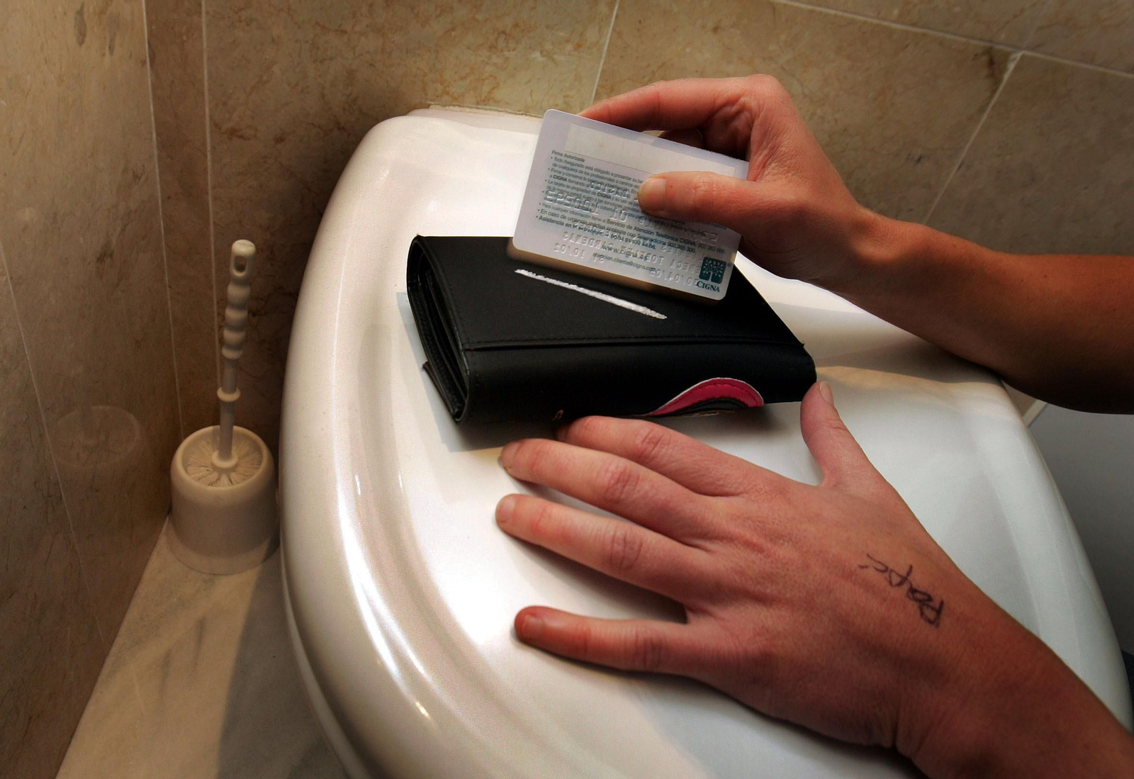 Un hombre consume cocaína en un baño