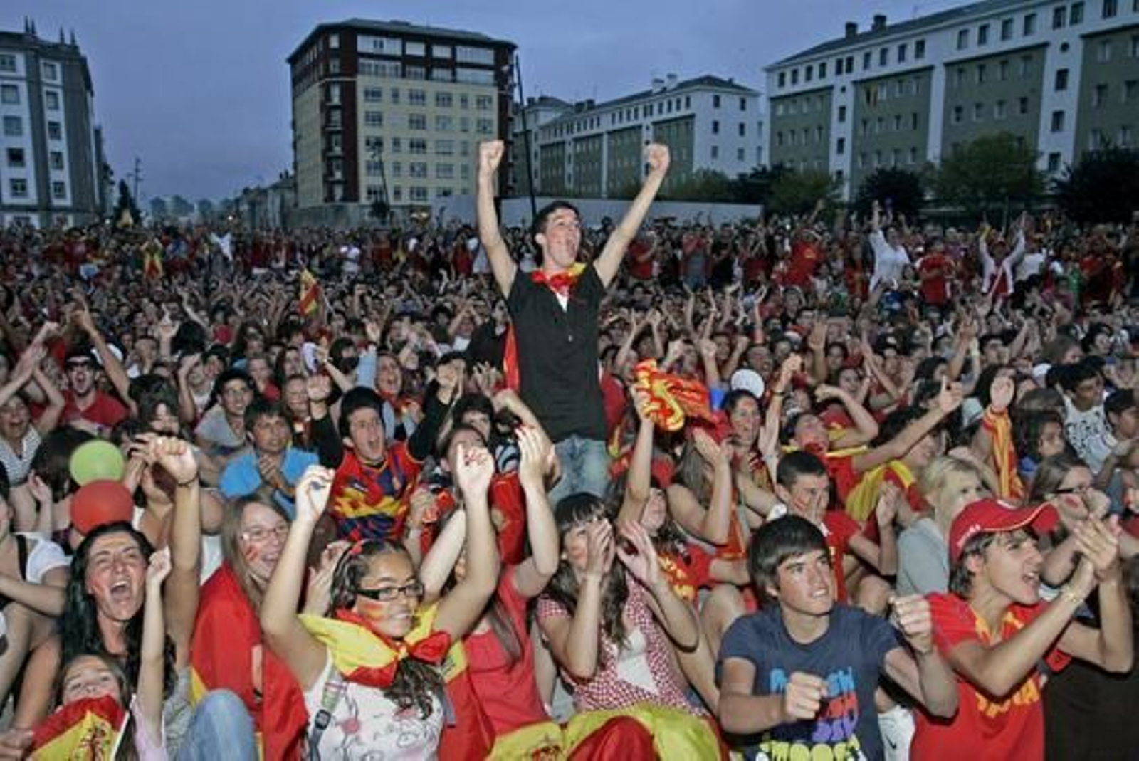Aficionados de Ferrol celebrando el gol de Iniesta.

Foto: Agencias
