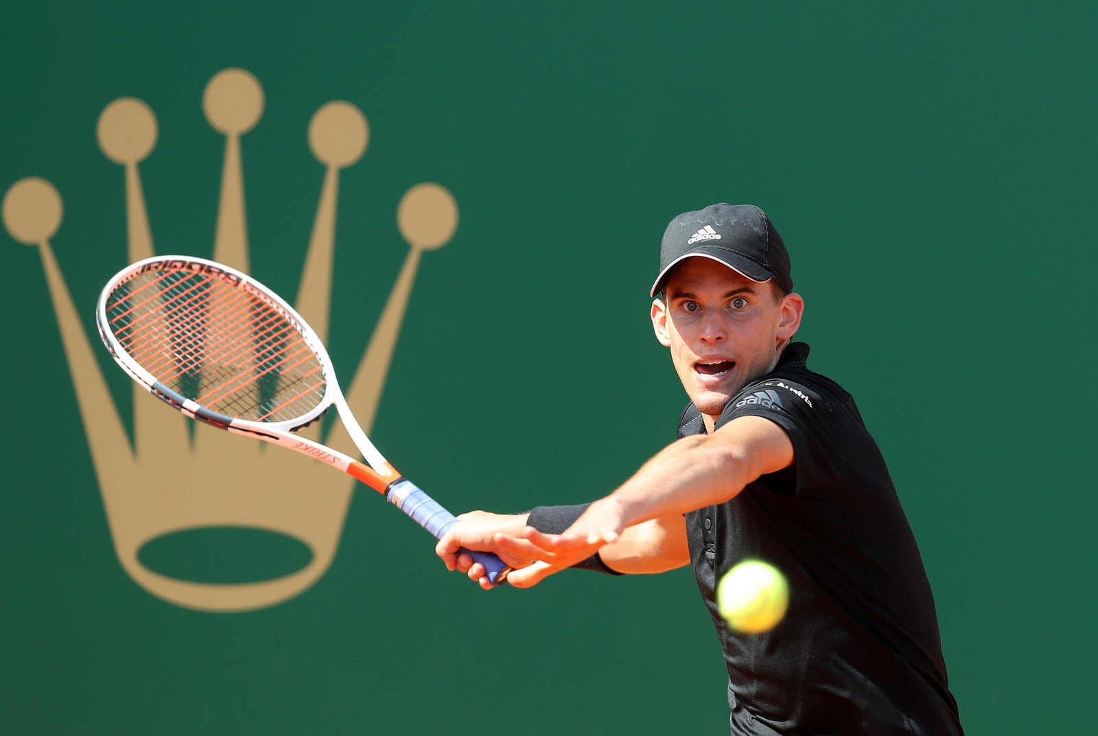 El tenista austriaco Dominic Thiem devuelve una bola al serbio Novak Djokovic.