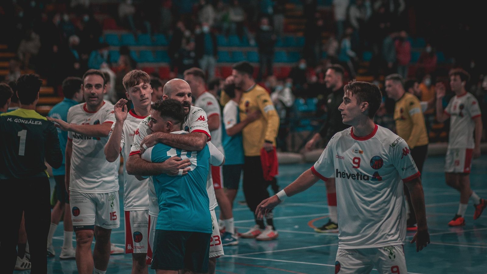 Los jugadores de ambos equipos se saludan al finalizar el encuentro.