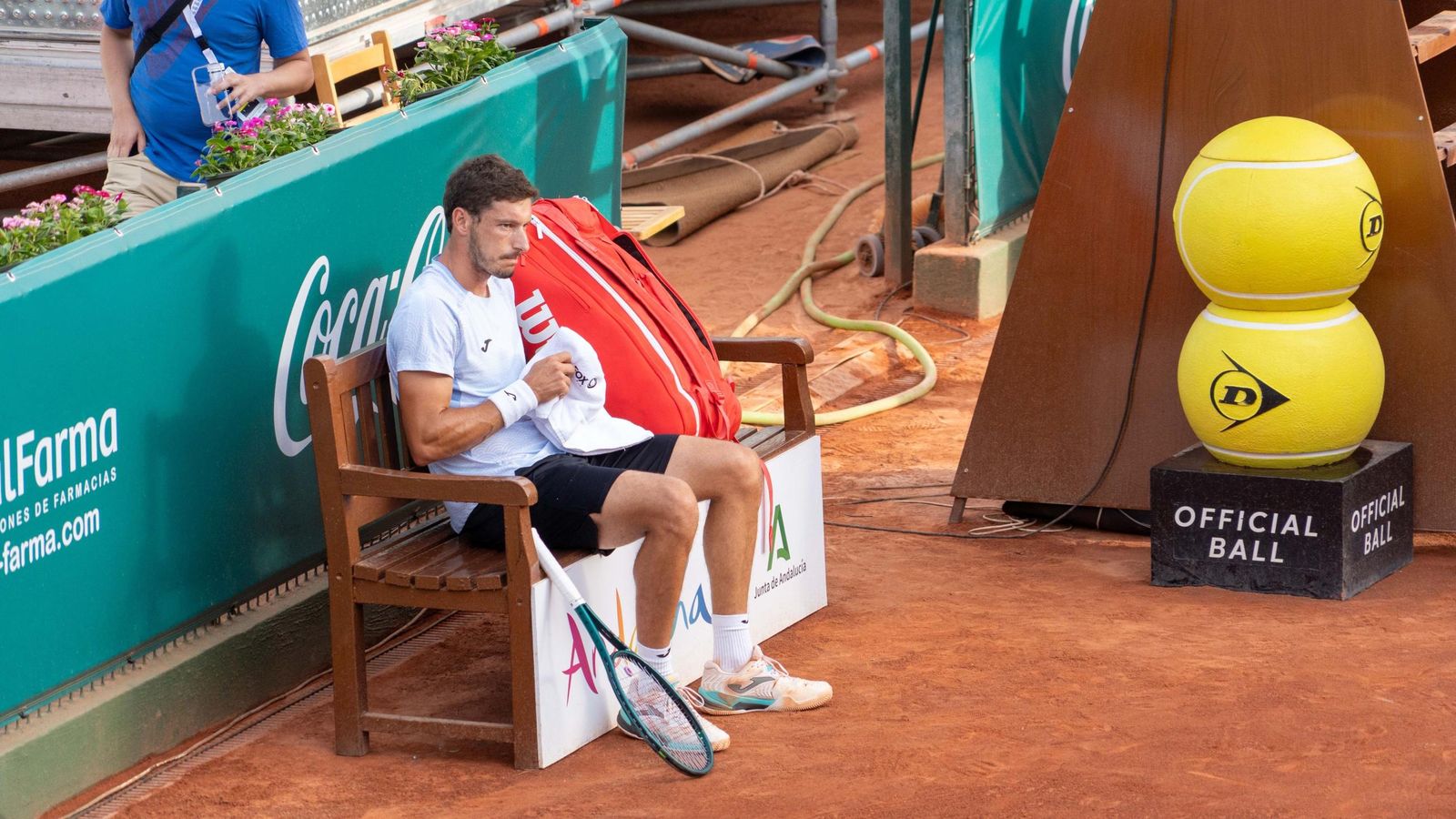 Pablo Carreño sentado en la Copa Sevilla
