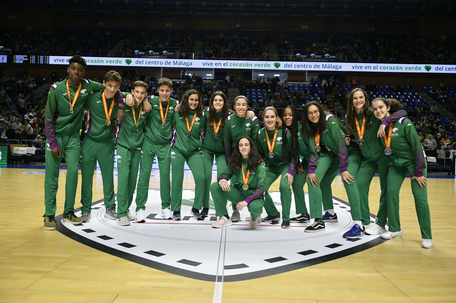 Fotografía de familia de los cajistas en la pista del Carpena.