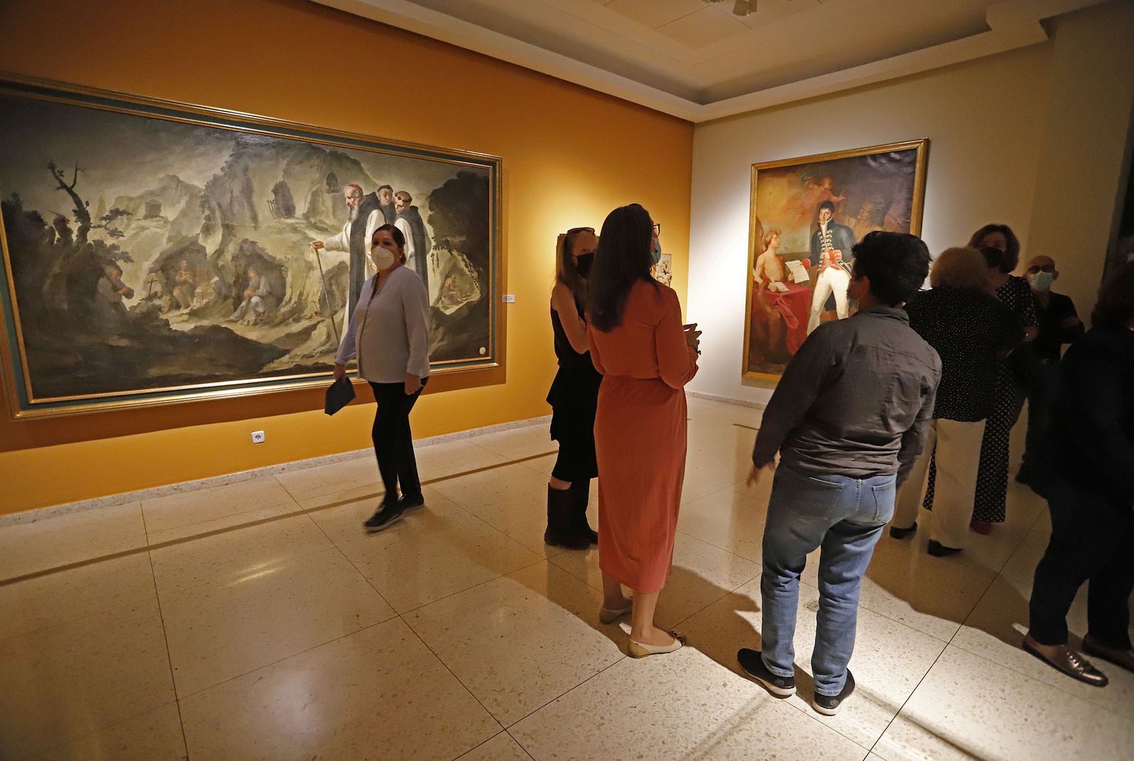 Visitantes en la Sala de Bellas Artes del Museo de Huelva.