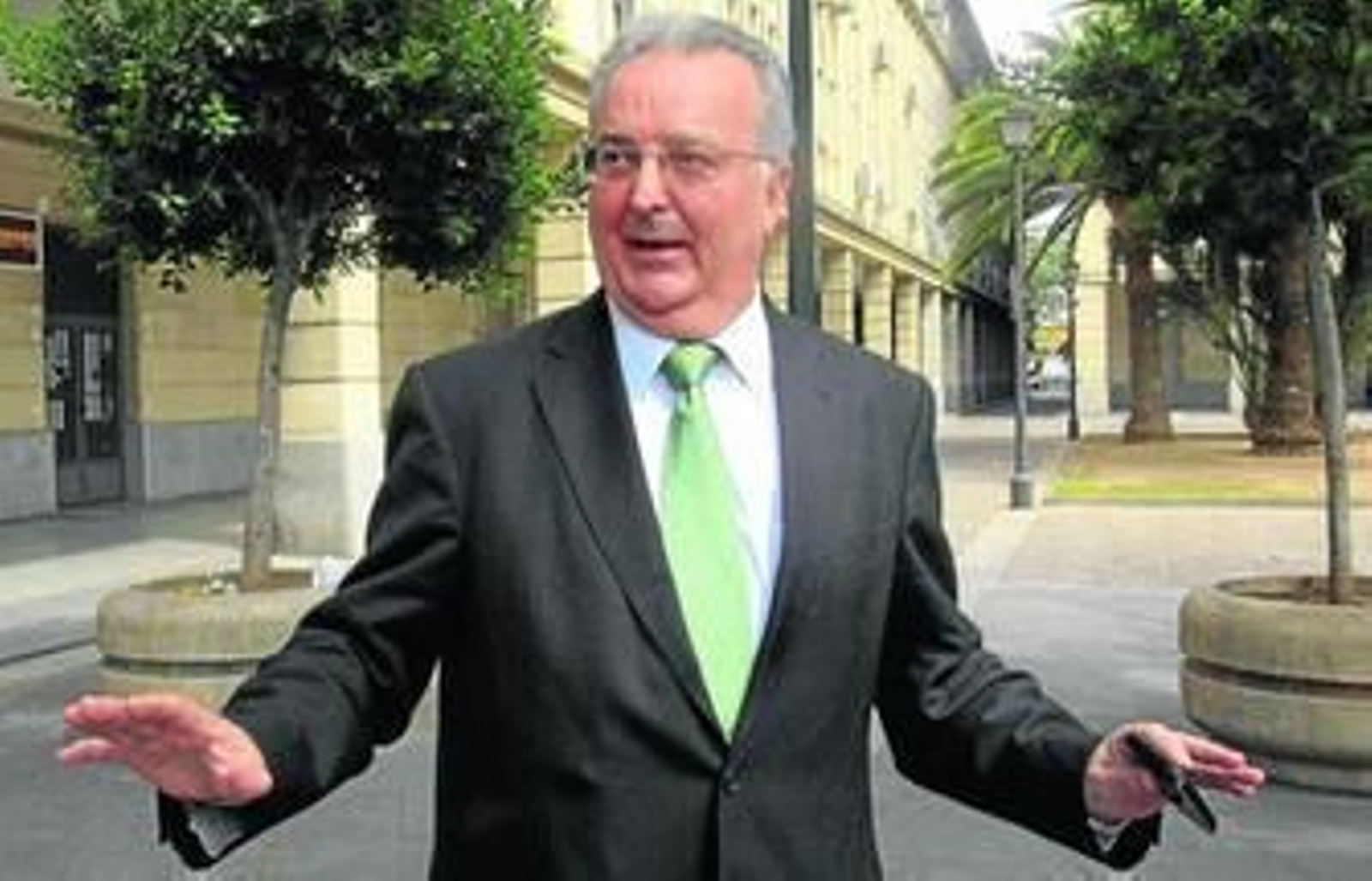 El ex consejero de Empleo de la Junta Antonio Fernández, en los juzgados de Sevilla.