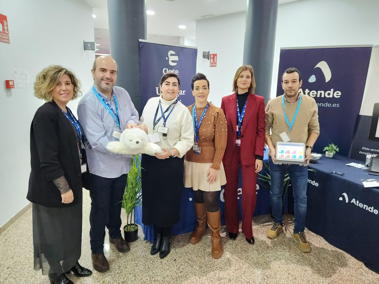 Responsables de la iniciativa con alguno de los materiales que utilizan en las terapias.