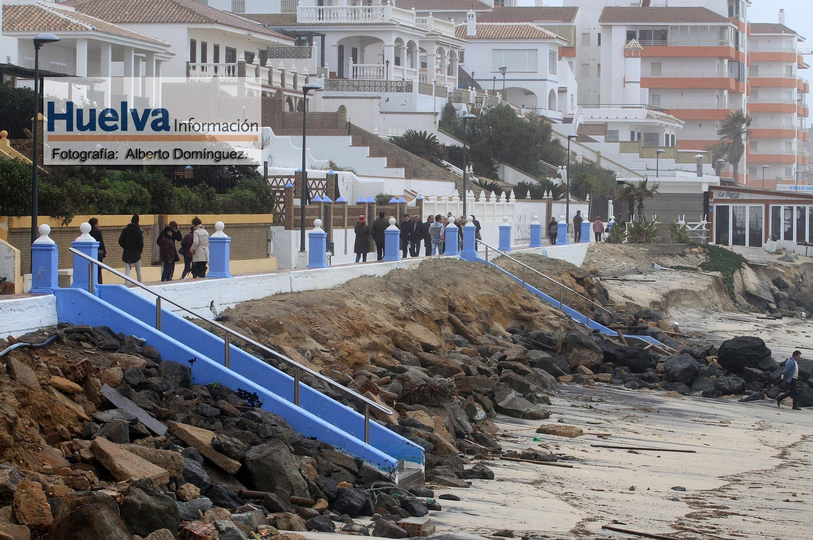 Imágenes del temporal de viento y lluvia en la playa de Matalascañas