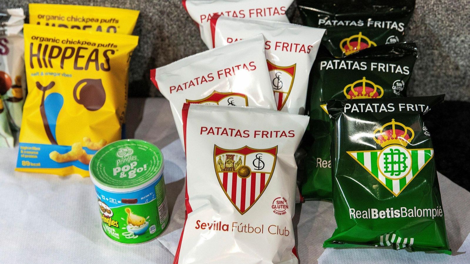 Detalle de las patatas fritas que se ofrecen a los grupos que intervienen en la cita.
