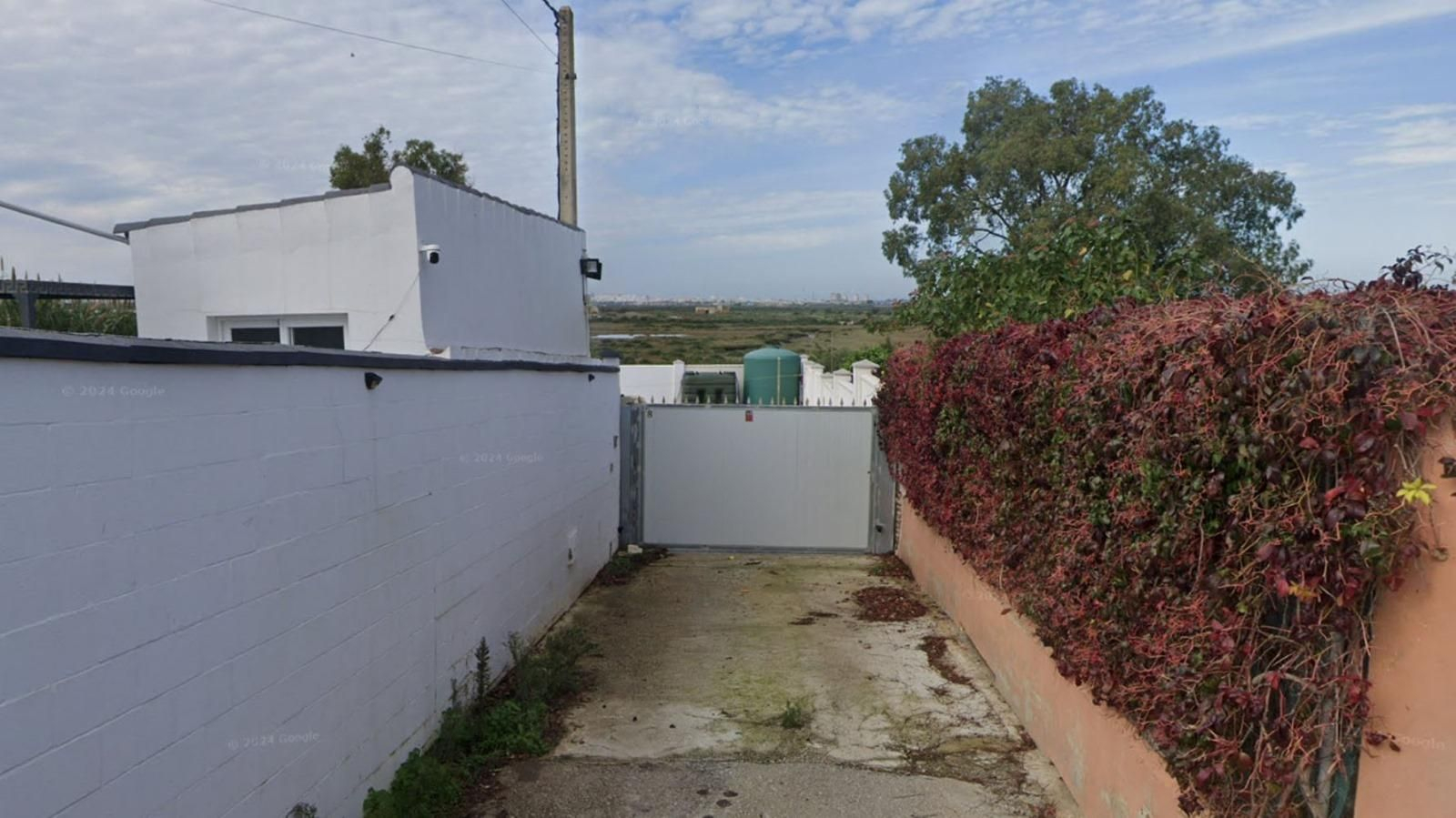 Entrada a la casa donde se ha cometido el crimen.