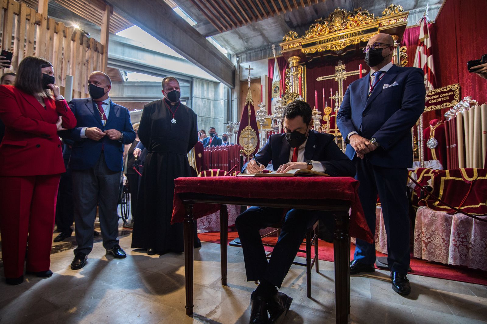 Así ha sido la visita del presidente de la Junta a las hermandades del Lunes Santo de San Fernando