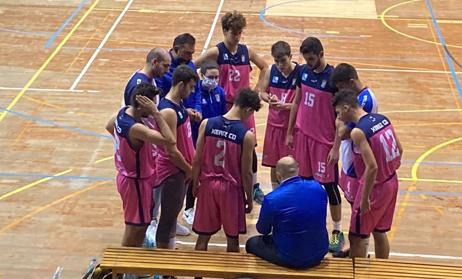 Los xerecistas atienden atentos las instrucciones de su técnico en un tiempo muerto.