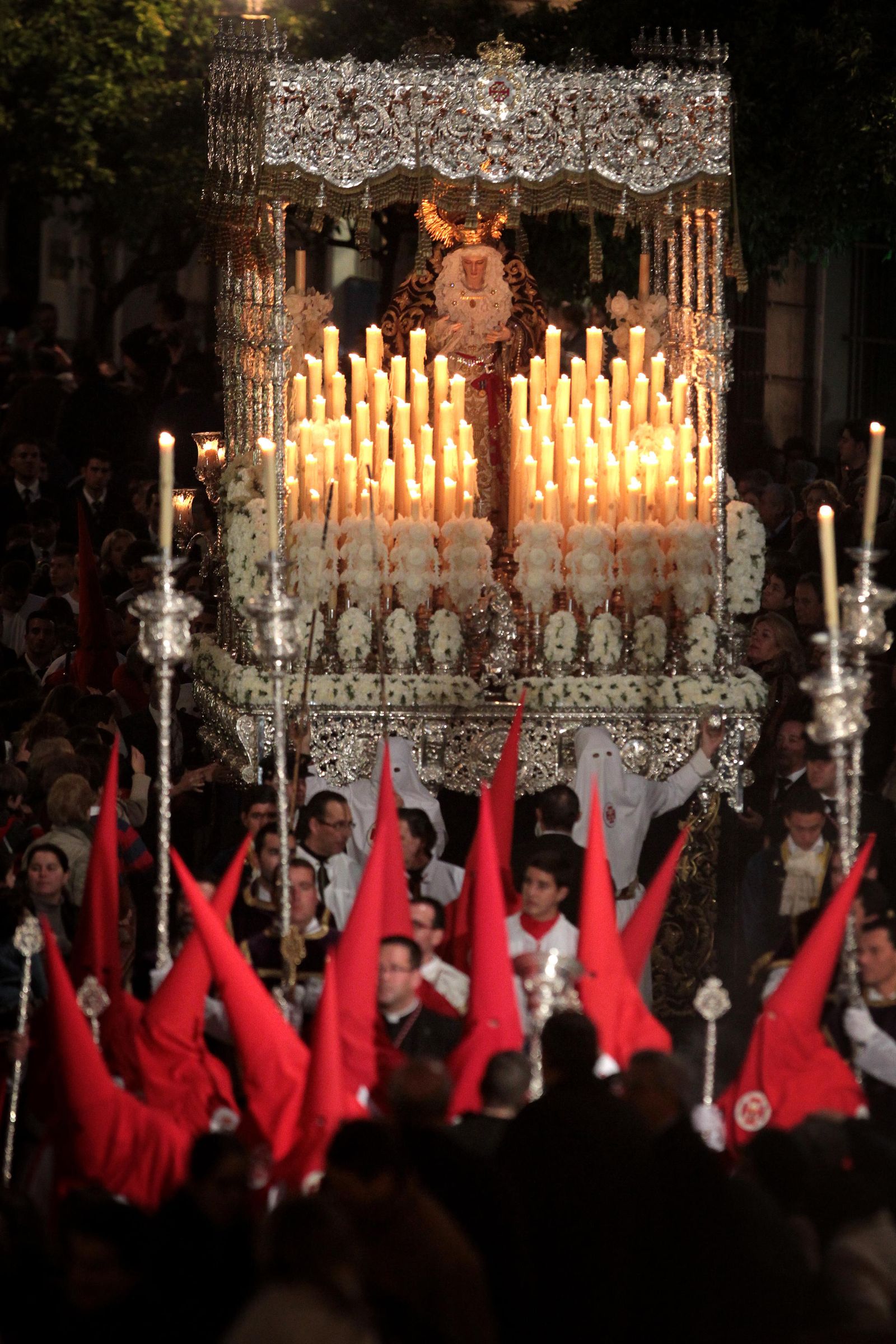 Actual paso de palio de Santa María de la Paz y Concordia en sus Misterios Dolorosos.