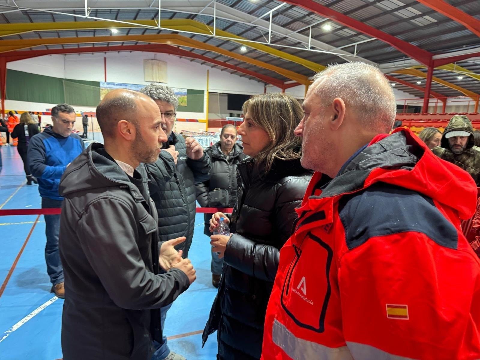 Carlos Javier García (izquierda), conversando ayer con la alcaldesa de Ronda, Mari Paz Fernández Lobato.