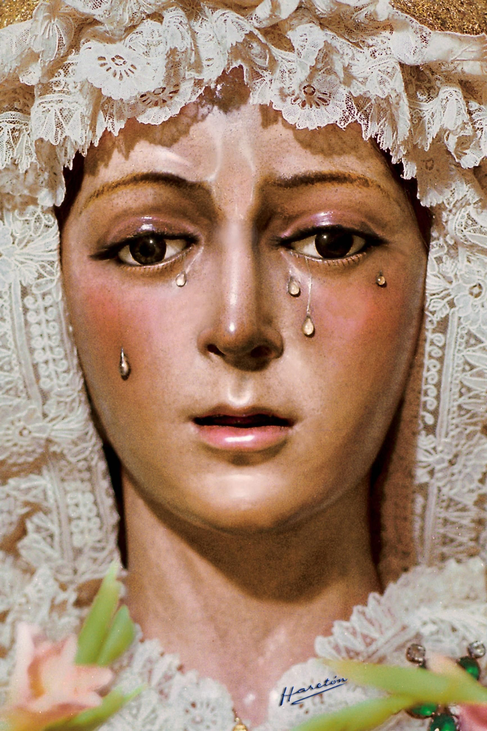 Primer plano de la Virgen de la Esperanza en el reportaje de Juan Haretón.