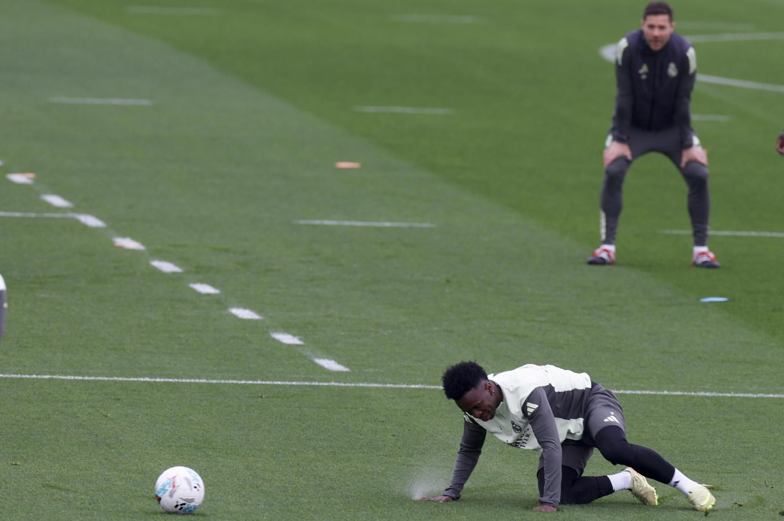 Xabi Alonso observa a Vinicius tras resbalarse este en un entramiento.