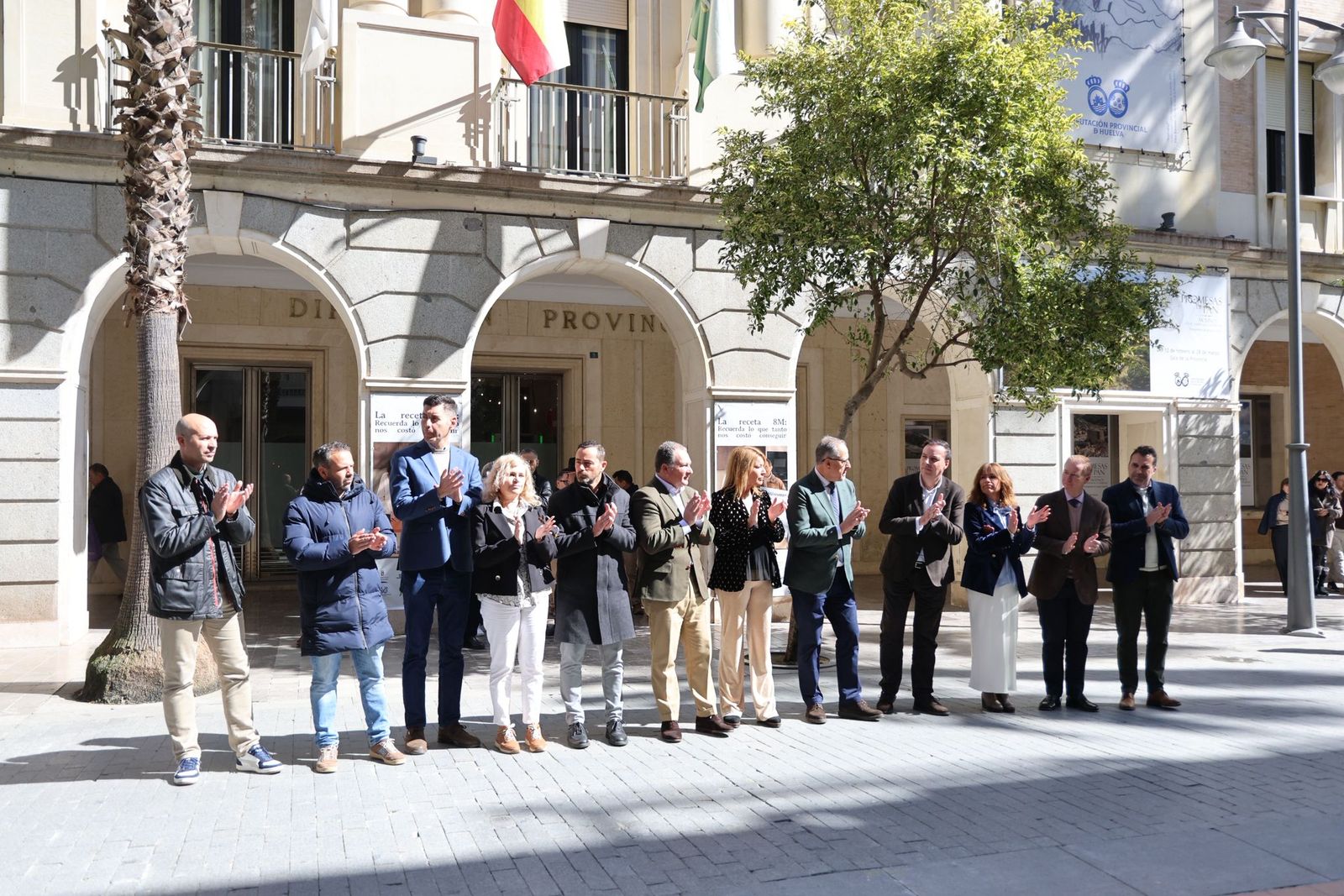 Minuto de silencio frente a la Diputación Provincial.