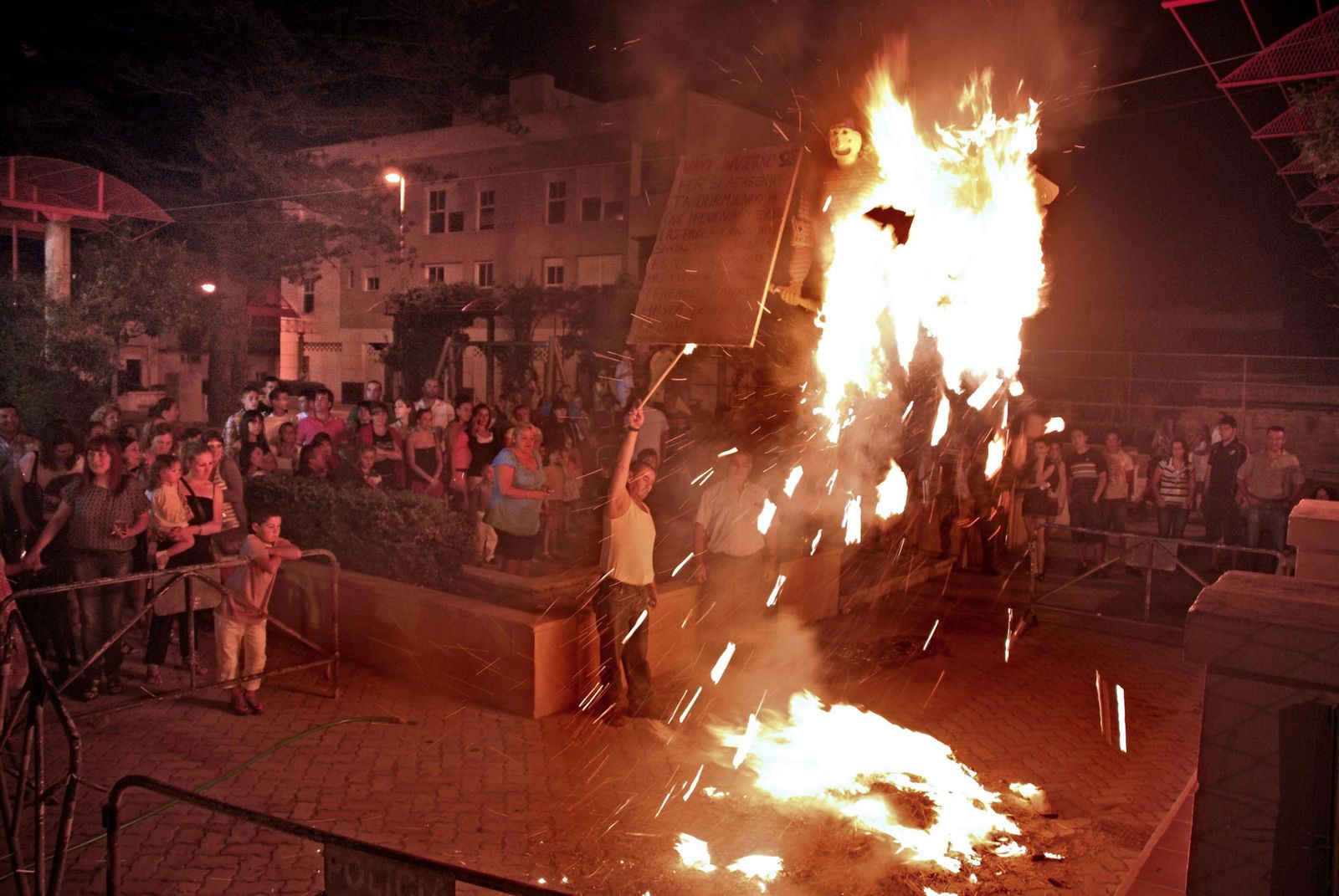 Quema de los ‘Juan y Juana’ en Chiclana, en una imagen de archivo.
