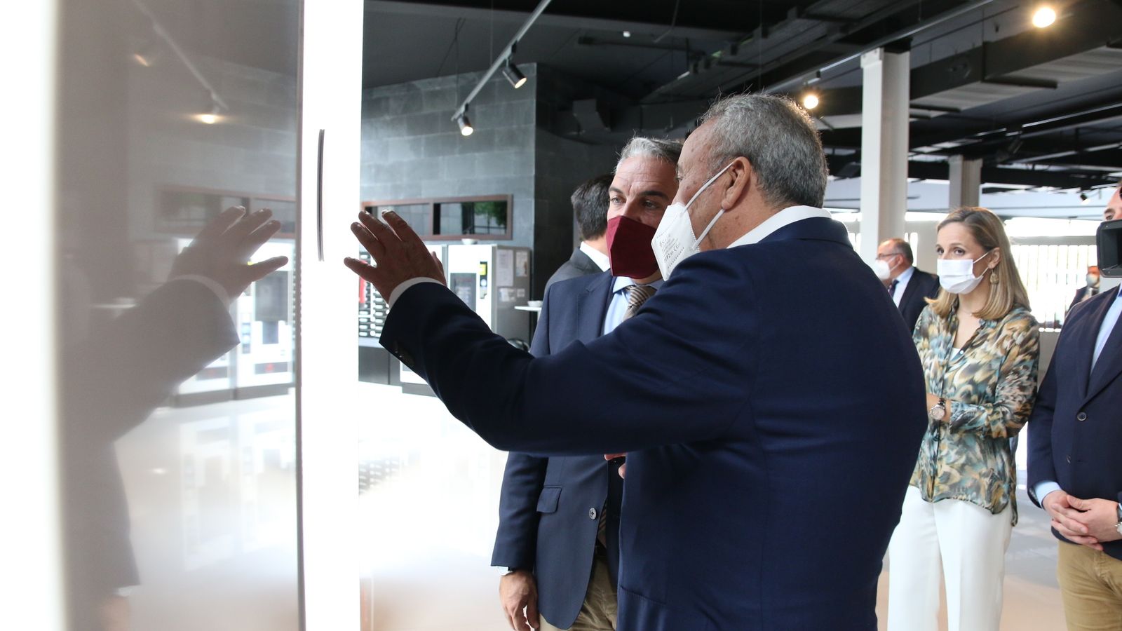 Francisco Martínez Cosentino muestra al consejero Elías Bendodo las instalaciones de la multinacional.