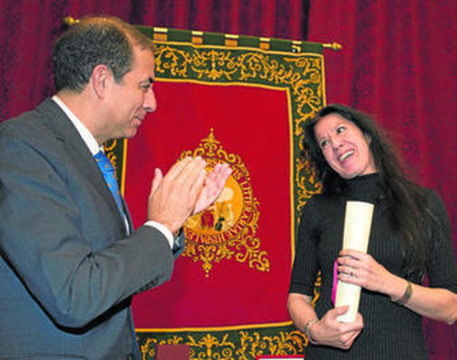El rector de la Universidad de Sevilla entrega su galardón a María Pagés.