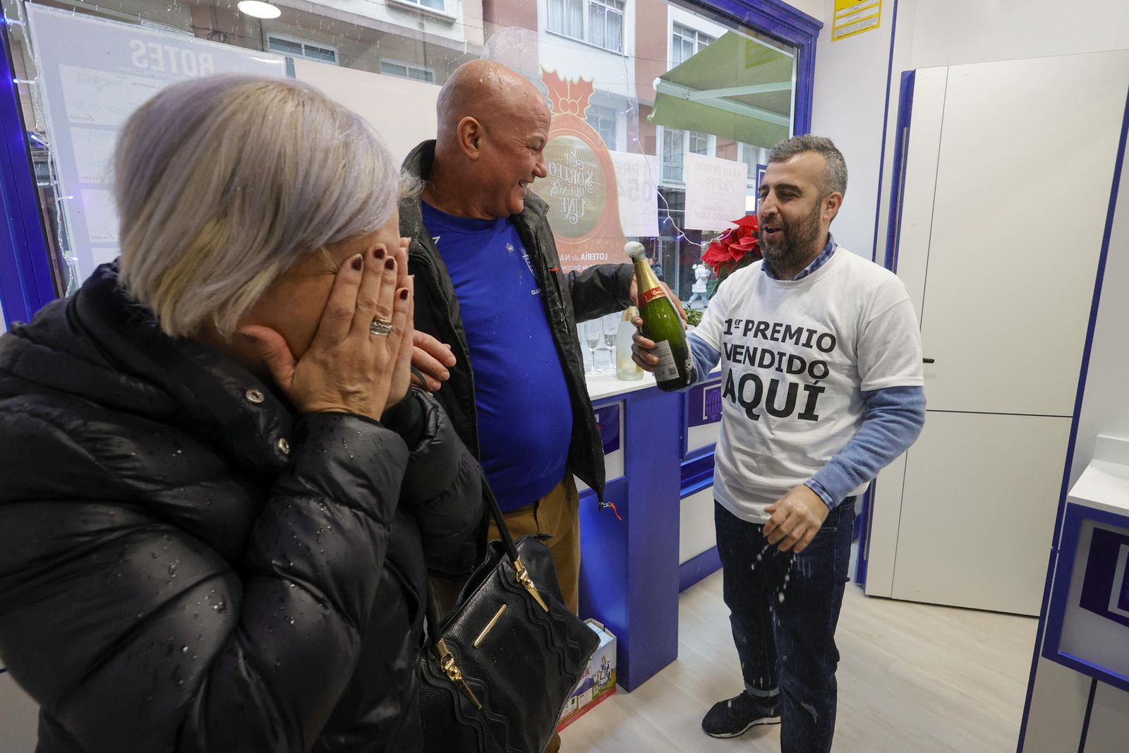 Varios agraciados con El Gordo celebrándolo