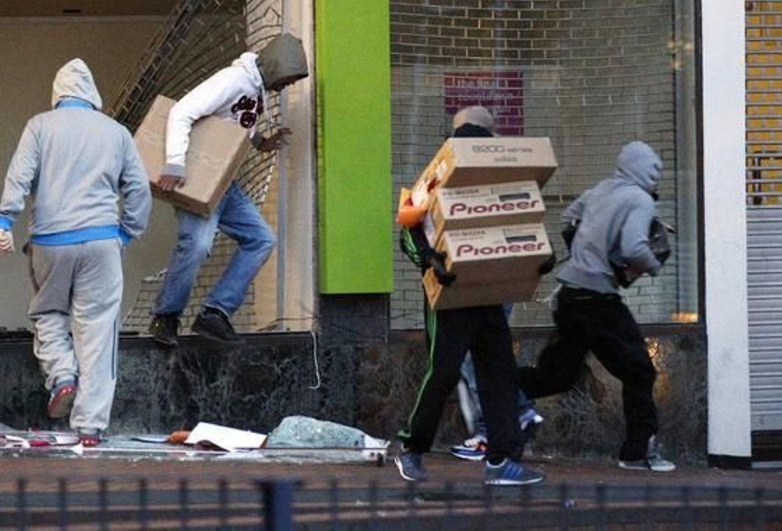 Los disturbios se propagan por diversos barrios de Londres y otras ciudades como Manchester, Birmingham y Liverpool.

Foto: Reuters