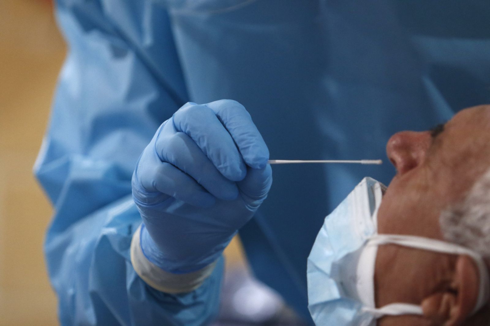 Un hombre se somete a un test de antígenos.