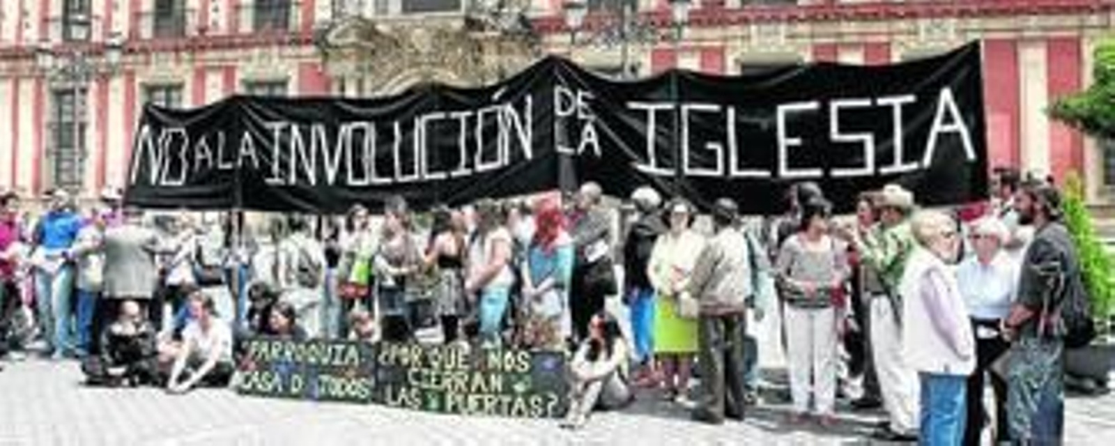 Concentración de ayer, ante las puertas del Arzobispado de Sevilla.