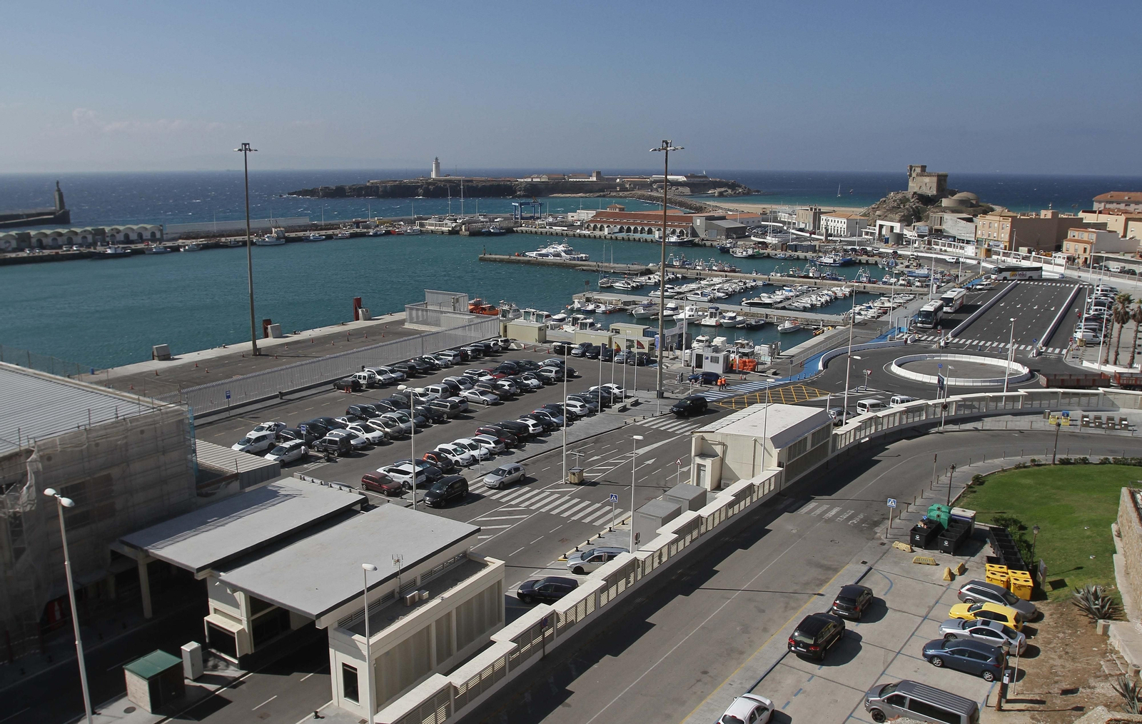 El puerto de Tarifa con la zona de pasajeros en primer término, la dársena recreativa y el muelle pesquero en segundo plano. Al fondo, la Isla de las Palomas.