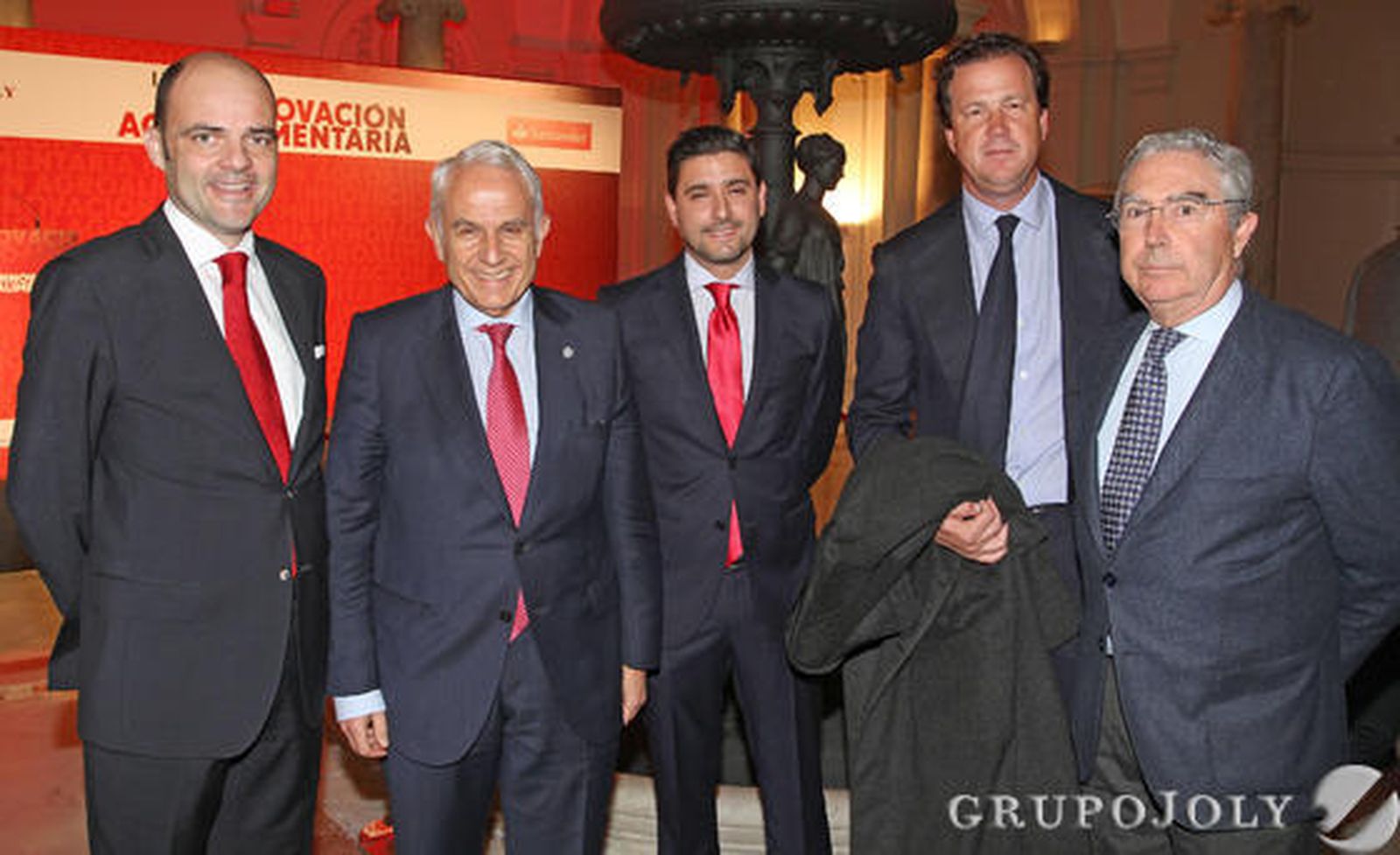 Justiniano Cortés, director comercial de Banco Santander para Andalucía; Antonio Pascual, presidente de la Fundación Sevillana Endesa; Narciso Delgado, gerente de AgroSantender en Granada, y los empresarios Iván Bohórquez y Enrique Moreno de la Cova. / Fotos de Juan Carlos Vázquez y Belén Vargas