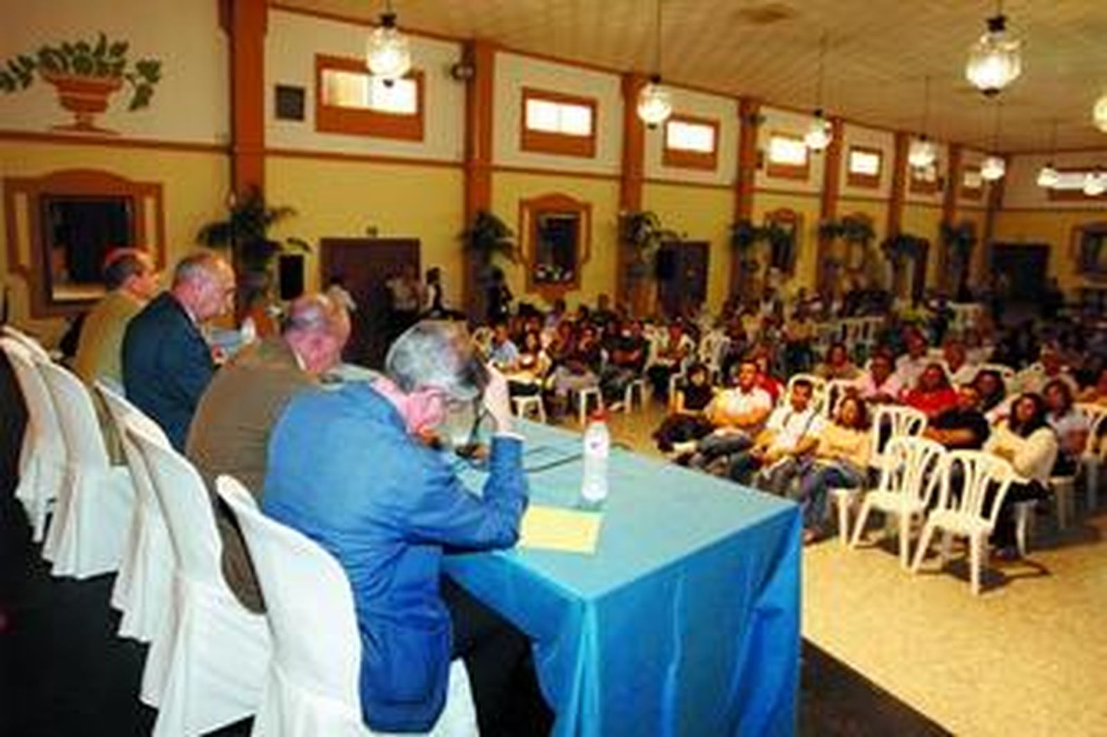 Reunión de vecinos afectados y representantes de Emuvijesa, ayer en el Club Nazaret.