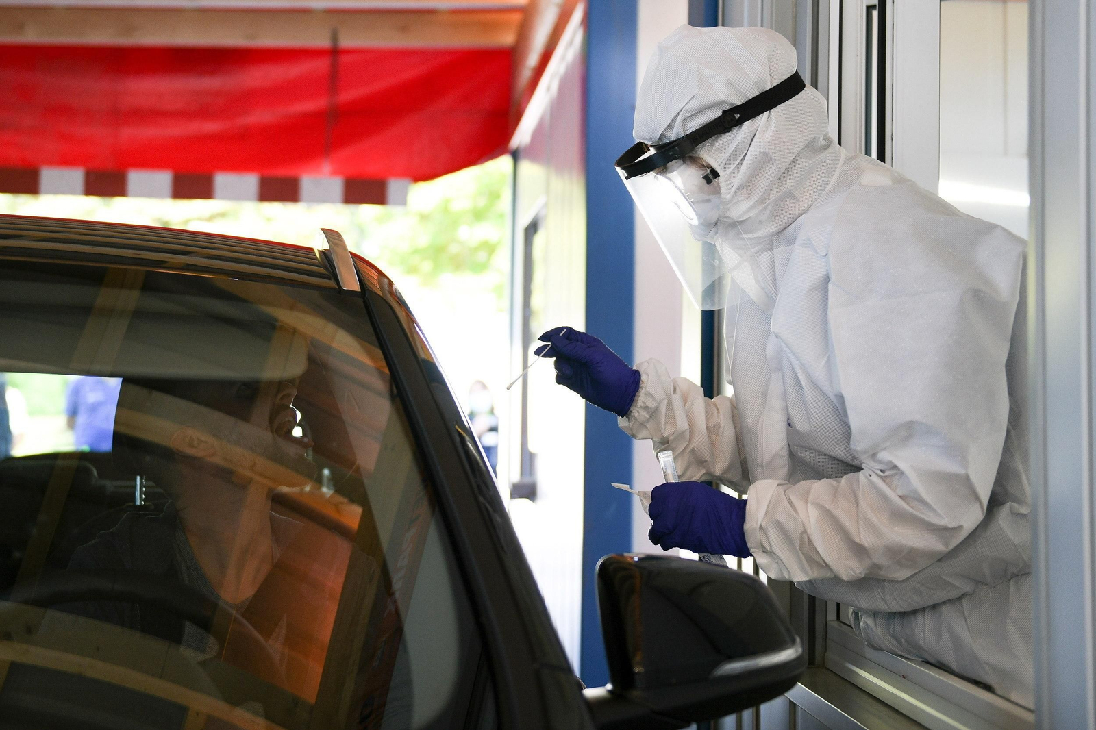 Médicos  tratando a un paciente con el Covid-19.