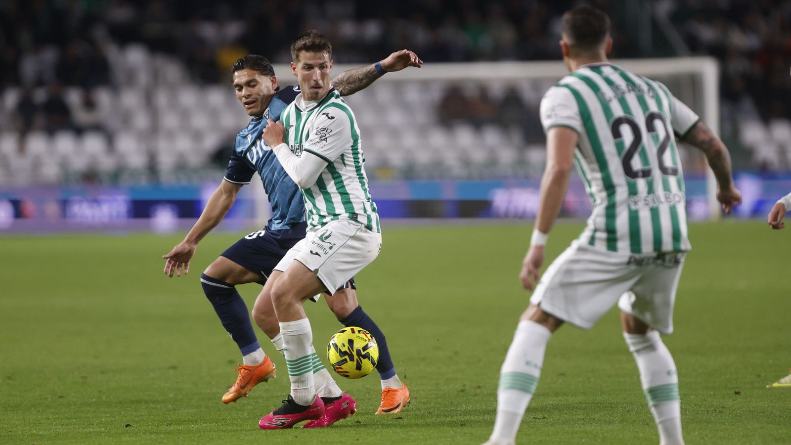 Pedro Ortiz protege el balón ante Brian Ocampo en el Córdoba CF - Cádiz de este curso.