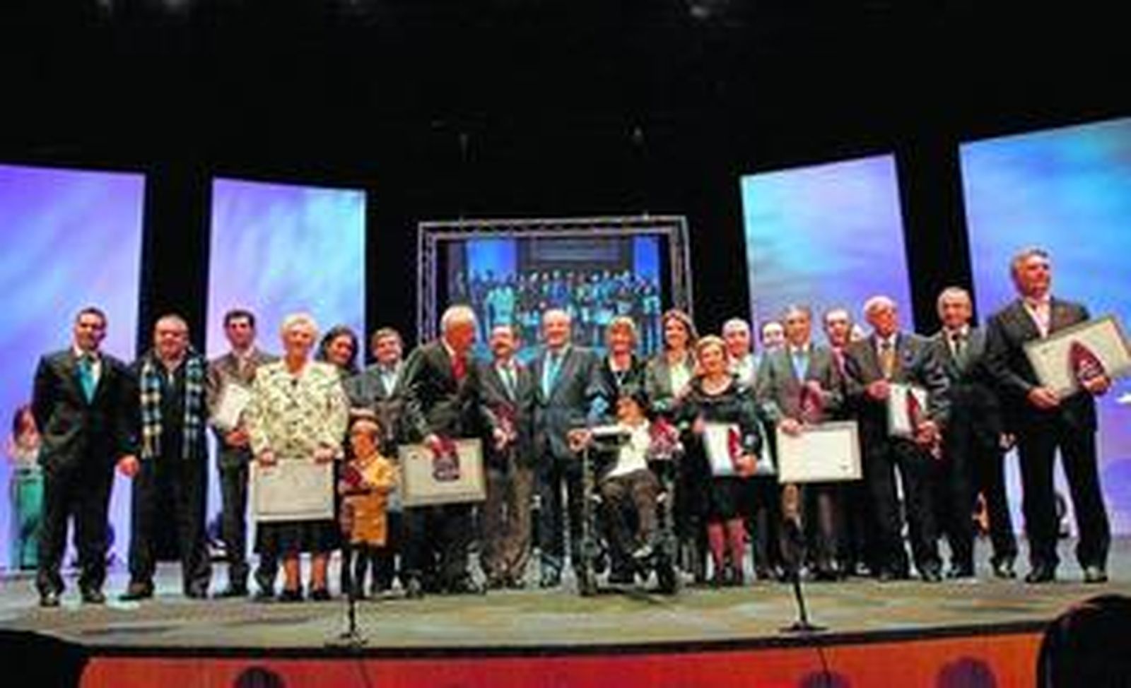 Los premiados posan junto a sus familiares, el alcalde, Pedro Rodríguez, y el director de Huelva TV, Manuel Suero.
