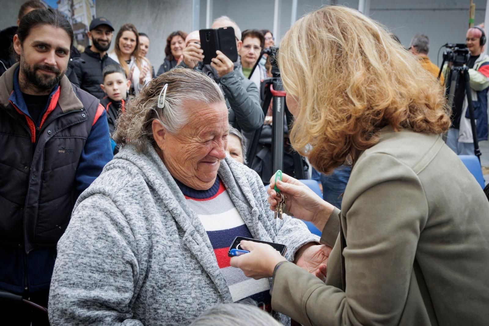 La emocionante entrega de llaves de las casas de Doctor Marañón en Cádiz, en imágenes