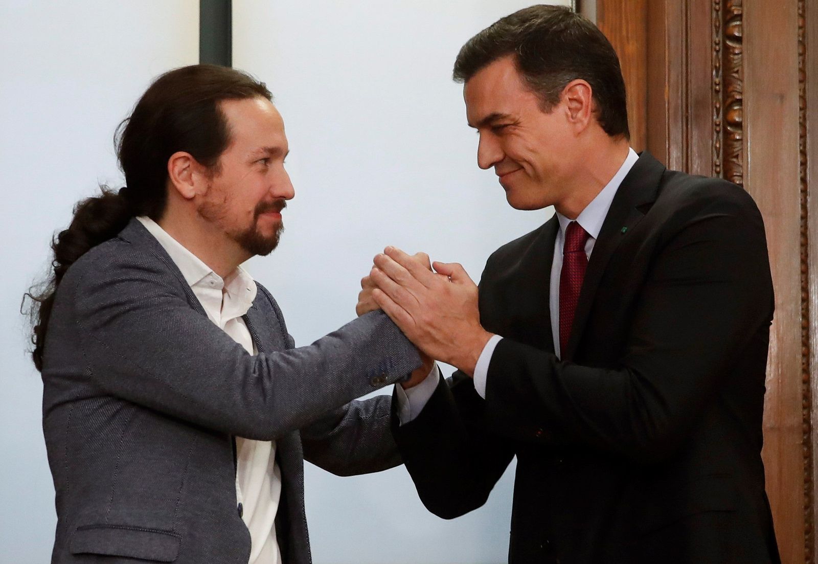 Pablo Iglesias y Pedro Sánchez estrechan sus manos tras el acto de firma del acuerdo programático que sellaron en enero.
