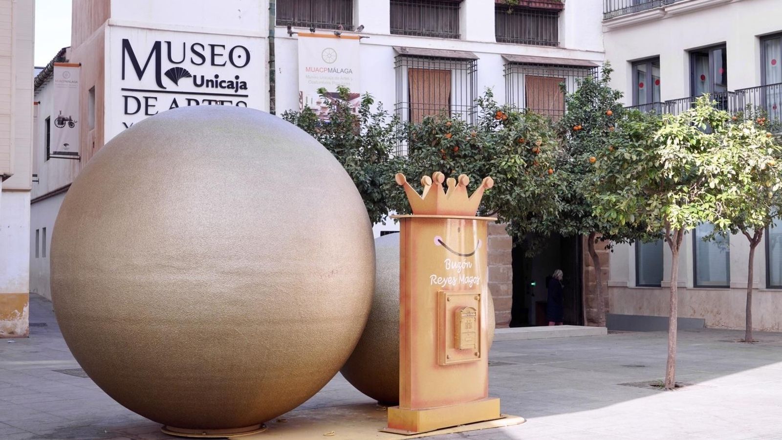 Buzón real ubicado en la plaza de Camas.