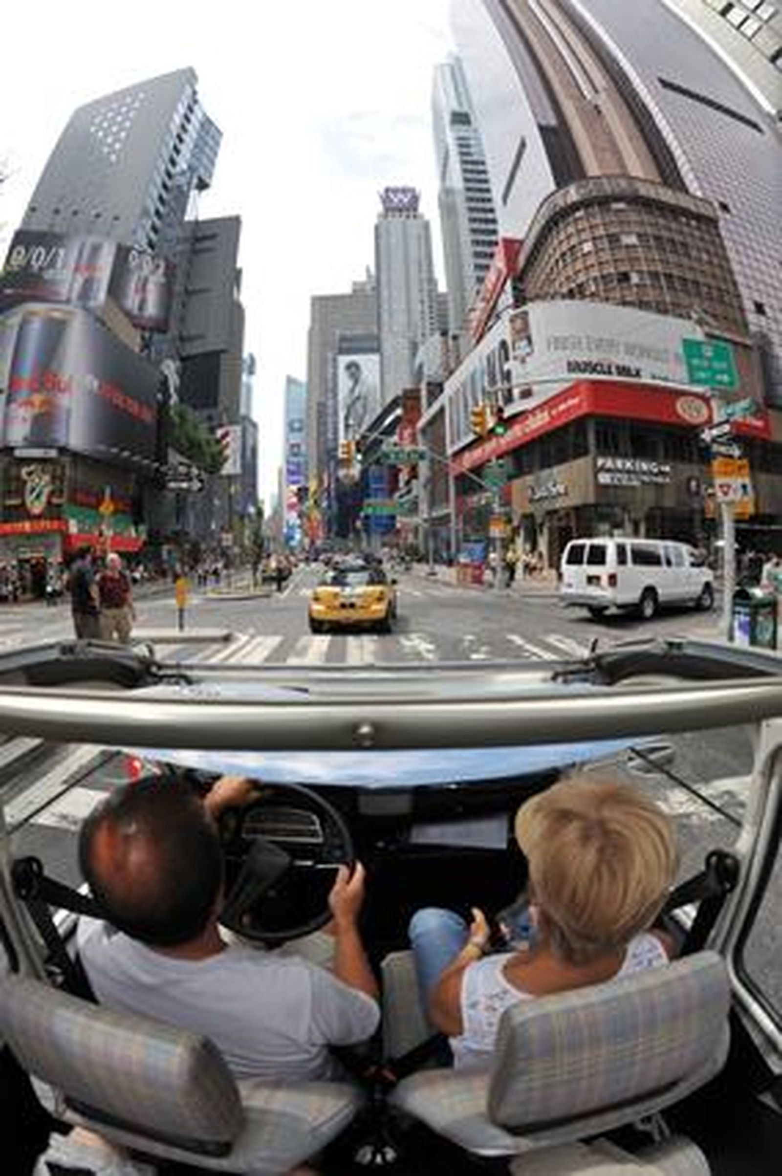 Los fanáticos del motor se pasean en los míticos Citroën 2CV que recorrieron las calles de Nueva York en un 'rally especial'.

Foto: AFP PHOTO